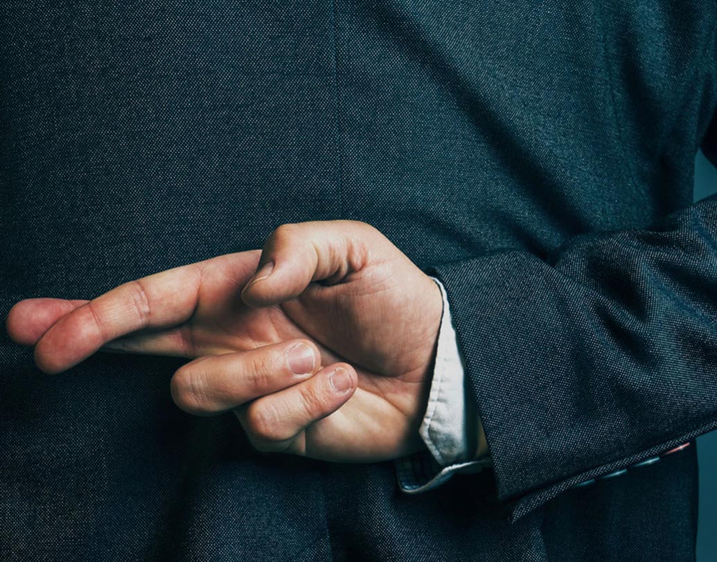 ছোটখাট মিথ্যা আমরা সবাই বলে থাকি। কেউ একটু বেশি বলেন, কেউ একটু কম। কিন্তু সঙ্গী যদি কার সঙ্গে কথা বলছেন, কার সঙ্গে দেখা করছেন, নিজের আর্থিক অবস্থা নিয়ে মিথ্যা বলেন তা হলে ক্ষমা করা উচিত নয়।