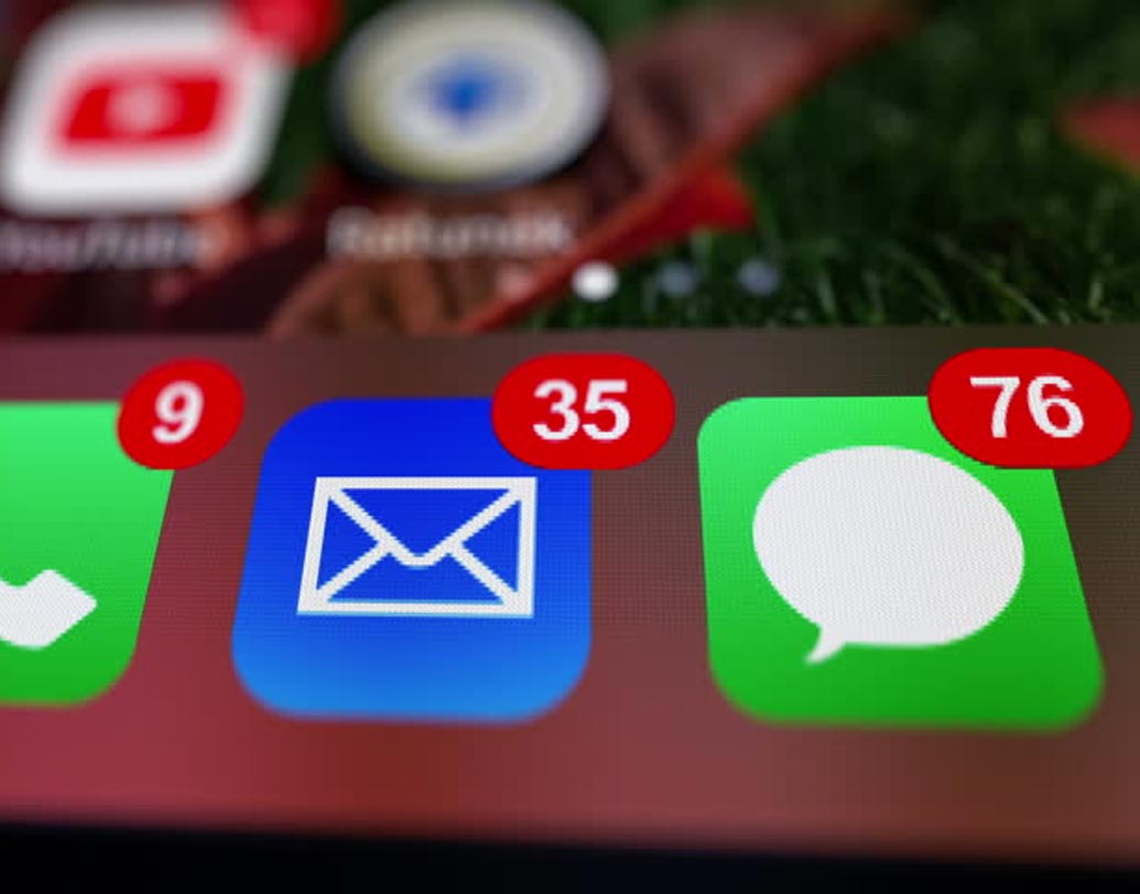 ফোন না ধরা  কোনও অপরাধ নয়। কিন্তু সঙ্গী উল্টে ফোন না করলে তা ক্ষমা করা উচিত নয়। যদি দেখেন দু’দিন-তিন দিন কেটে গেলেও আপনাকে ফোন ব্যাক করছেন না, তা হলে মেনে নেবেন না।