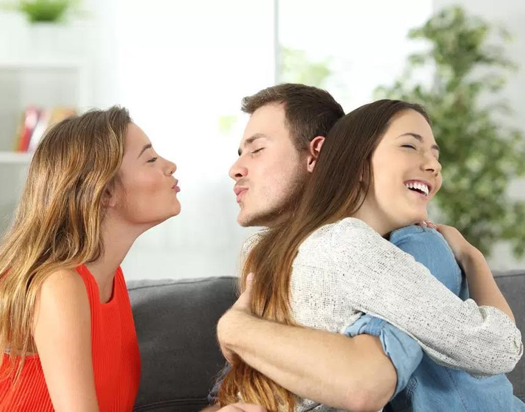 দীর্ঘ দিন সম্পর্কে থাকতে থাকতে হঠাত্ কাউকে ভাল লাগা, কারও প্রতি আকর্ষণ অনুভব করা স্বাভাবিক। এটা সঙ্গীকে ঠকানো নয়। এর জন্য ক্ষমা করা যায়। কাউকে ভাল লাগা মানেই কিন্তু তার সঙ্গে সম্পর্কে জড়ানো নয়। যদি সঙ্গী অন্য সম্পর্কে জড়িয়ে পড়ে তা হলে জানবেন তিনি নিজের সিদ্ধান্তেই জড়াচ্ছেন। কখনই ক্ষমা করবেন না।