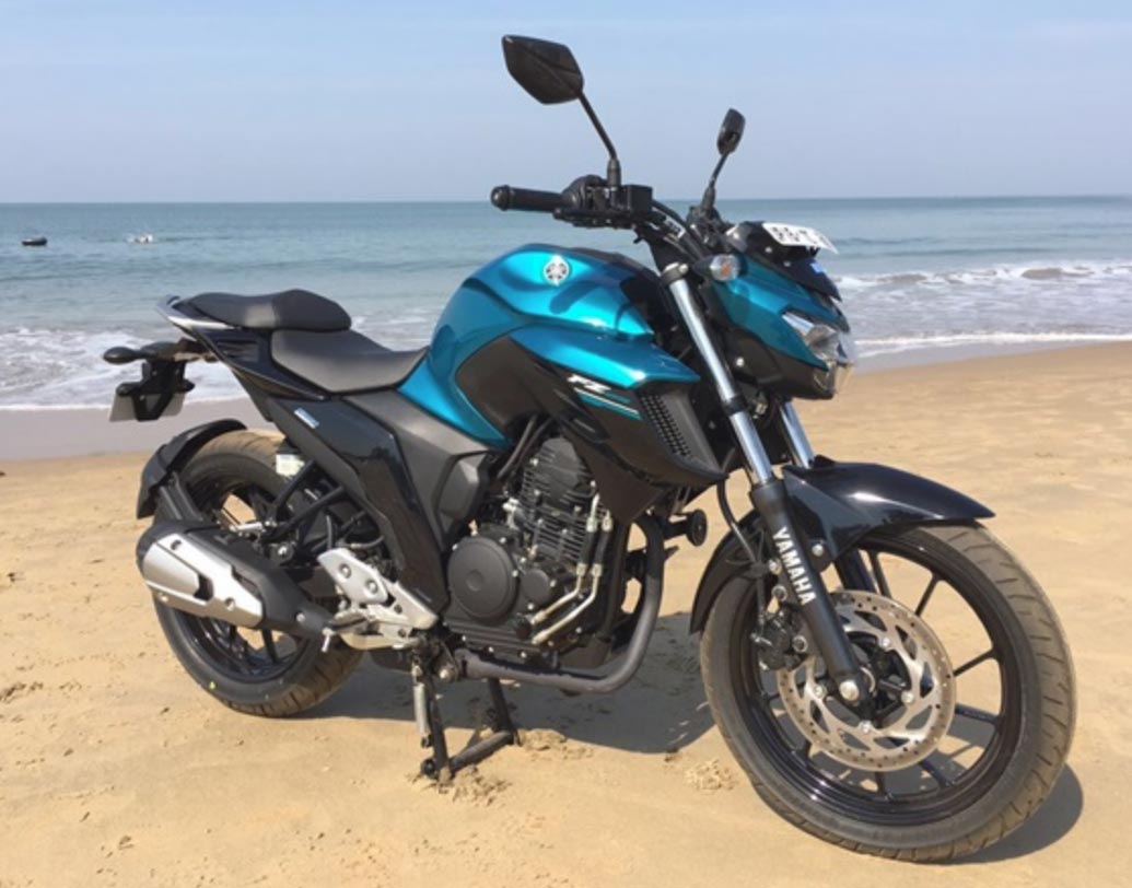 ইয়ামাহা এফ জেড-২৫: ২৫০ সিসি-র সিঙ্গল সিলিন্ডার ইঞ্জিনের এই বাইকটির লুক এক কথায় অসাধারণ। বাইকটির সর্বোচ্চ গতি ঘণ্টায় ১৪০ কিলোমিটার। ৬ গিয়ার বিশিষ্ট হাই পিকআপের এই বাইকটির দাম প্রায় ১ লক্ষ ২০ হাজার টাকা।