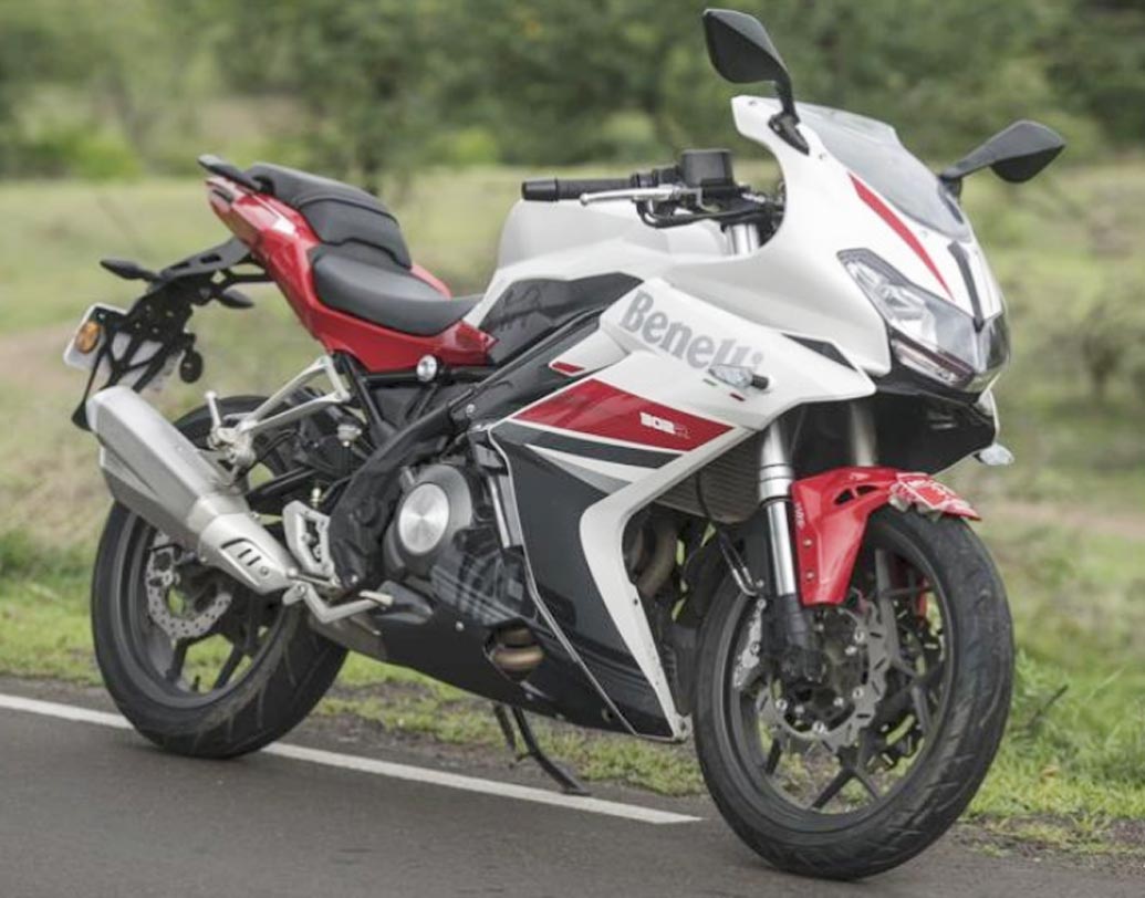 বেনিলি ৩০২ আর: ৩০০ সিসি-র এই বাইকটিতে রয়েছে ৬টি গিয়ার। বাইকটির সর্বোচ্চ গতি ঘণ্টায় প্রায় ১৭০ কিলোমিটার। এটির দাম প্রায় ৩ লক্ষ ৪৮ হাজার টাকা।