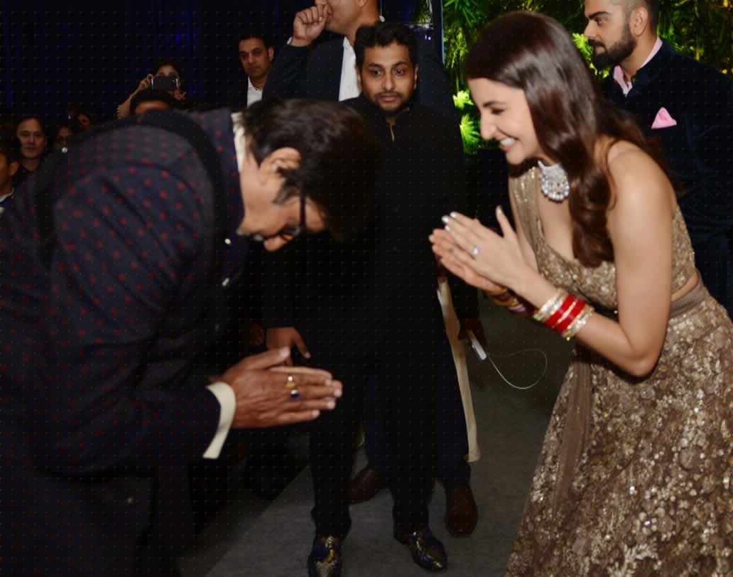 ঢুকেই নবদম্পতিকে শুভেচ্ছা জানান অমিতাভ। চেনা ঢঙে হাত জোর করে প্রণামও করেন অনুষ্কাকে। প্রবীণ অভিনেতার এমন আচরণে আপ্লুত অনুষ্কাও। এমন ক্যান্ডিড মুহূর্তকে ক্যামেরাবন্দি করতে ভোলেননি ছবি শিকারিরা।