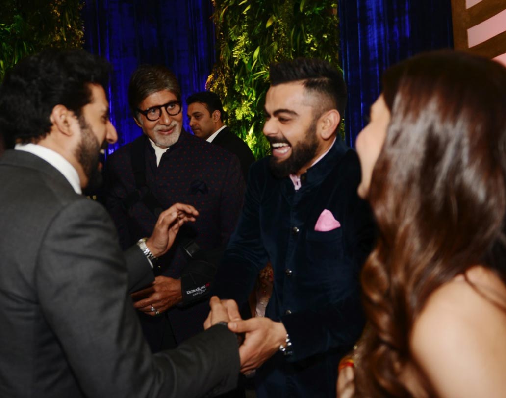 অভিষেকের সঙ্গে তখন ঠাট্টা চলছে বিরাটের। কী নিয়ে কথা হচ্ছিল তাঁদের? ছবিতে অমিতাভের এক্সপ্রেশন কিন্তু দেখার মতো।