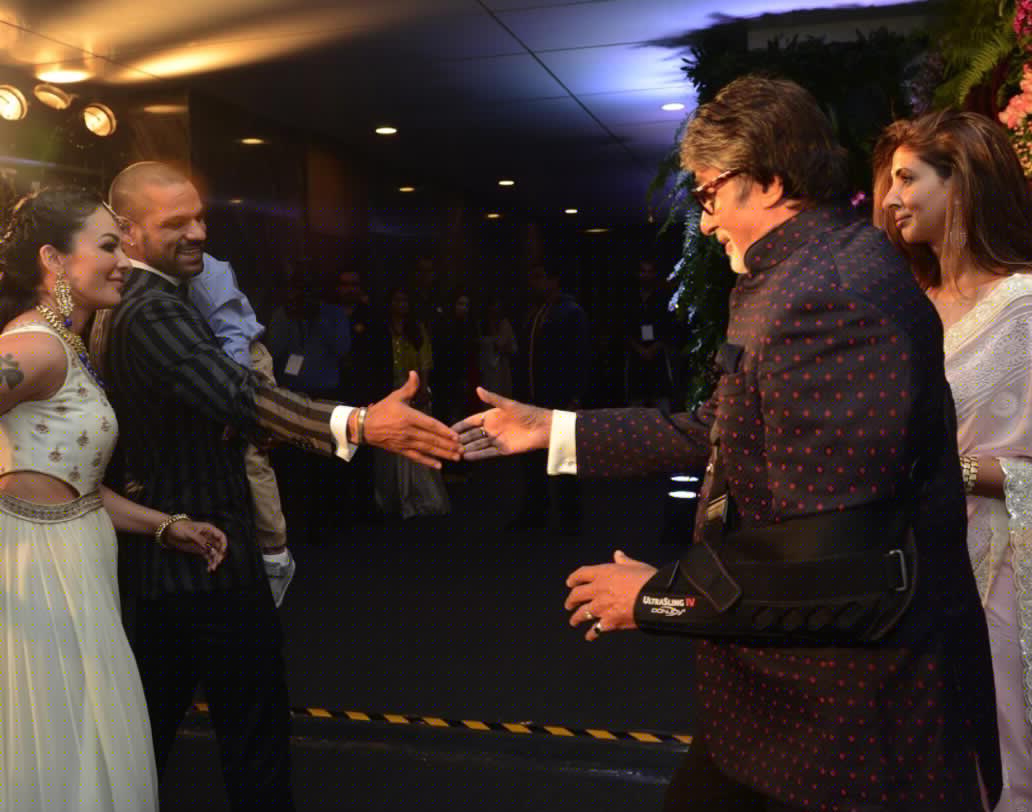 পার্টিতে গিয়েছিলেন বলিউড এবং খেলার জগতের বহু বিশিষ্ট ব্যক্তি। তাঁরাও অমিতাভকে কাছে পেয়ে উচ্ছ্বাস ধরে রাখতে পারেননি।