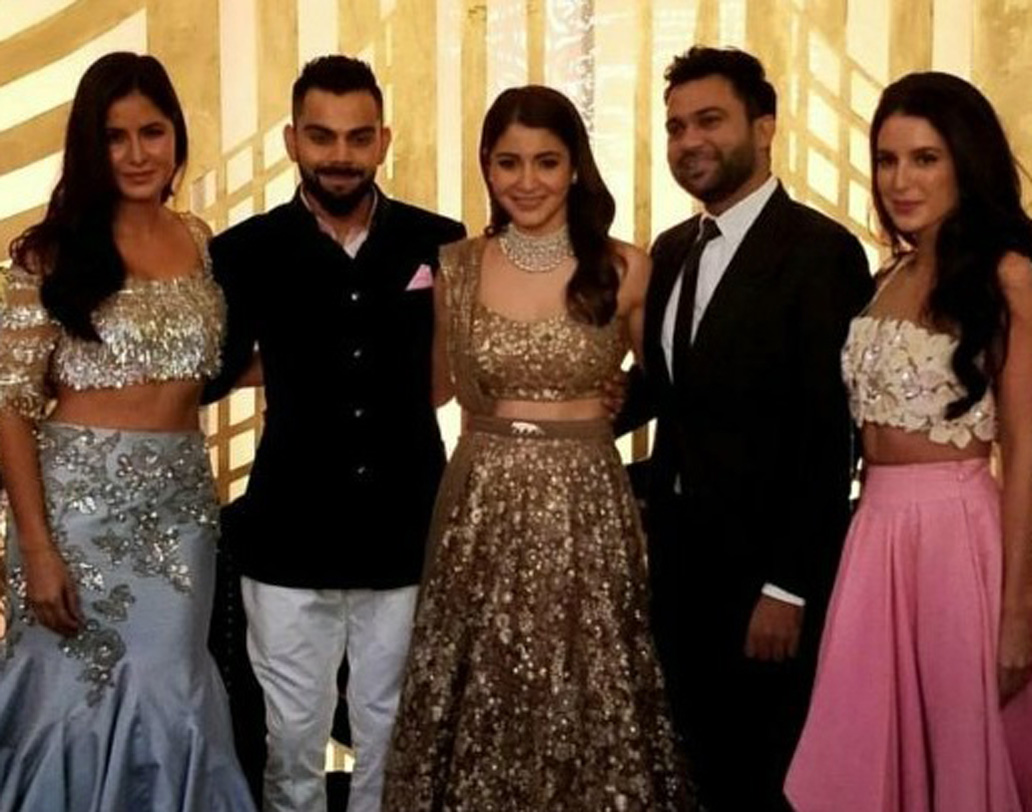 সহকর্মী ও বন্ধু অনুষ্কার রিসেপশনে হাজির ছিলেন ক্যাটরিনাও। সঙ্গে গিয়েছিলেন তাঁর বোন ইজাবেলও। ‘টাইগার জিন্দা হ্যায়’ পরিচালক আলি আব্বাস জাফরকে নিয়েই বিরুষ্কাকে শুভেচ্ছা জানালেন তাঁরা।