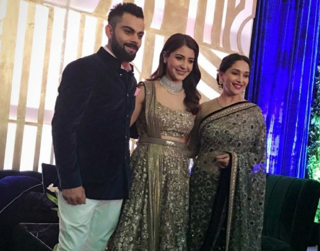 অনুষ্কার প্রিয় অভিনেত্রী কে জানেন? হ্যাঁ, পাশে দাঁড়ানো বলিউডের ‘ধক ধক গার্ল’ মাধুরীই তাঁর সবচেয়ে প্রিয়। অভিনেত্রীকে কাছে পেয়ে আপ্লুত বিরুষ্কা।