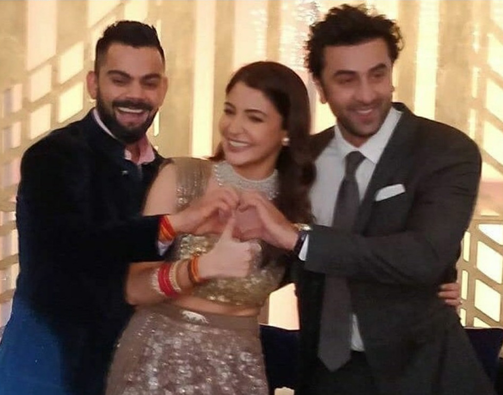 ‘অ্যায় দিল হ্যায় মুশকিল’ দেখেছেন? না, দেখলে এই ছবির পোজ বোঝা দায়। কারণ, ফিল্মে অনুষ্কাকে নিজের করতে মরিয়া ছিলেন রণবীর। বিরাটের সঙ্গে খুনসুটিতে মেতে রণবীরের এই ছবিও মন কেড়েছে নেটিজেনদের।