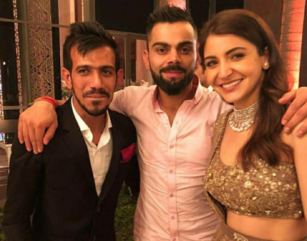 মঙ্গলবার মুম্বইয়ের সেন্ট রেজিস হোটেলে বিরুষ্কার রিসেপশনে গিয়েছিয়েন বিরাটের সতীর্থরাও। তাঁদের সঙ্গেও বেশ পোজ দিয়েছেন নবদম্পতি। যুজবেন্দ্র চাহালের সঙ্গে এই ‘ক্যান্ডিড’ মুহূর্ত সোশ্যাল মিডিয়ায় শেয়ার করেছে বিরাটের ফ্যানক্লাব।