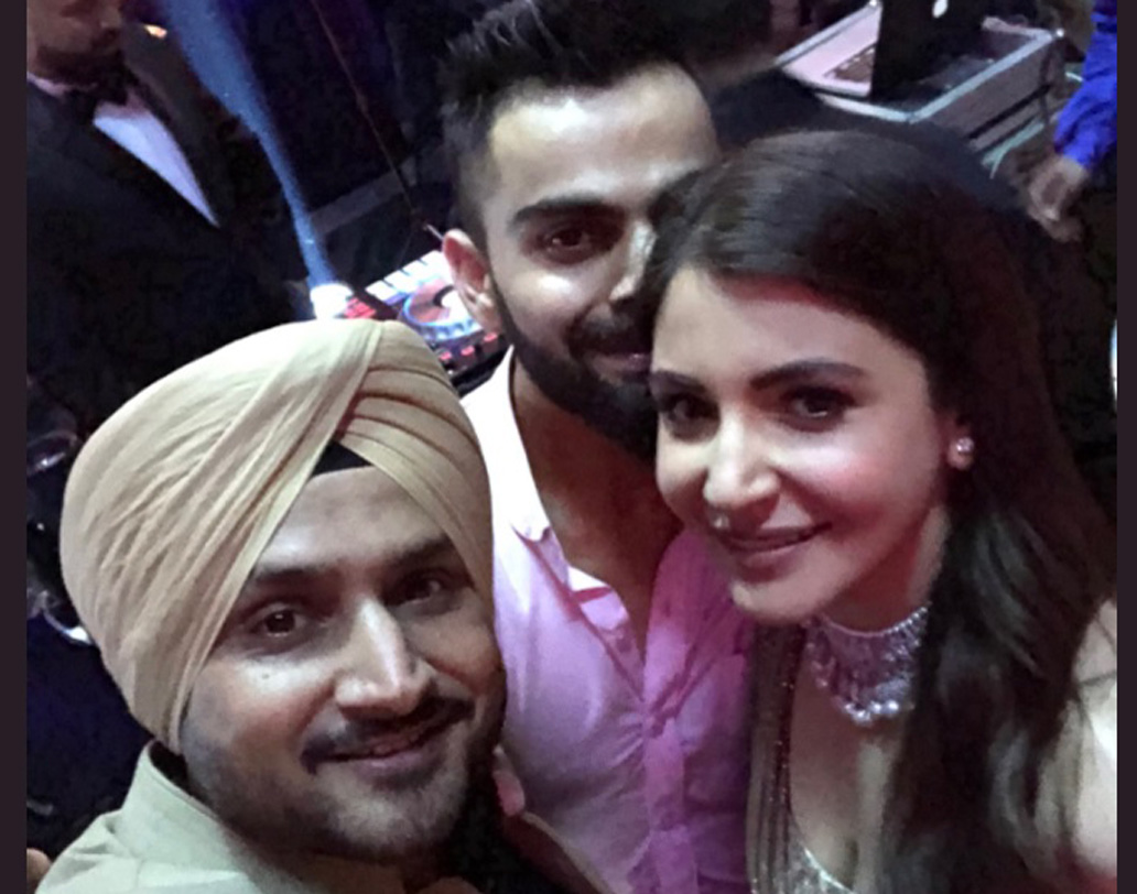 সেলফি-টাইম। নবদম্পতির সঙ্গে সেলফি তুলে পোস্ট করেছেন হরভজন সিংহ।