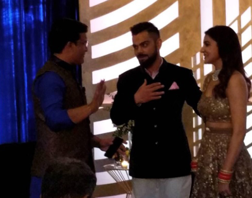 প্রাক্তন ও বর্তমান। রিসেপশনের আসরে বিরাটকে কী টিপস দিচ্ছেন মহারাজ? সৌরভ গঙ্গোপাধ্যায়ের সঙ্গে বিরুষ্কার এই ছবি কিন্তু সোশ্যাল মিডিয়ায় ভাইরাল।