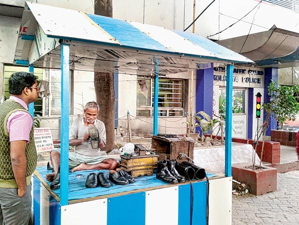 কিয়স্কে কাজে ব্যস্ত রামদাস। সাউথ ট্র্যাফিক গার্ডের সামনে। —নিজস্ব চিত্র।