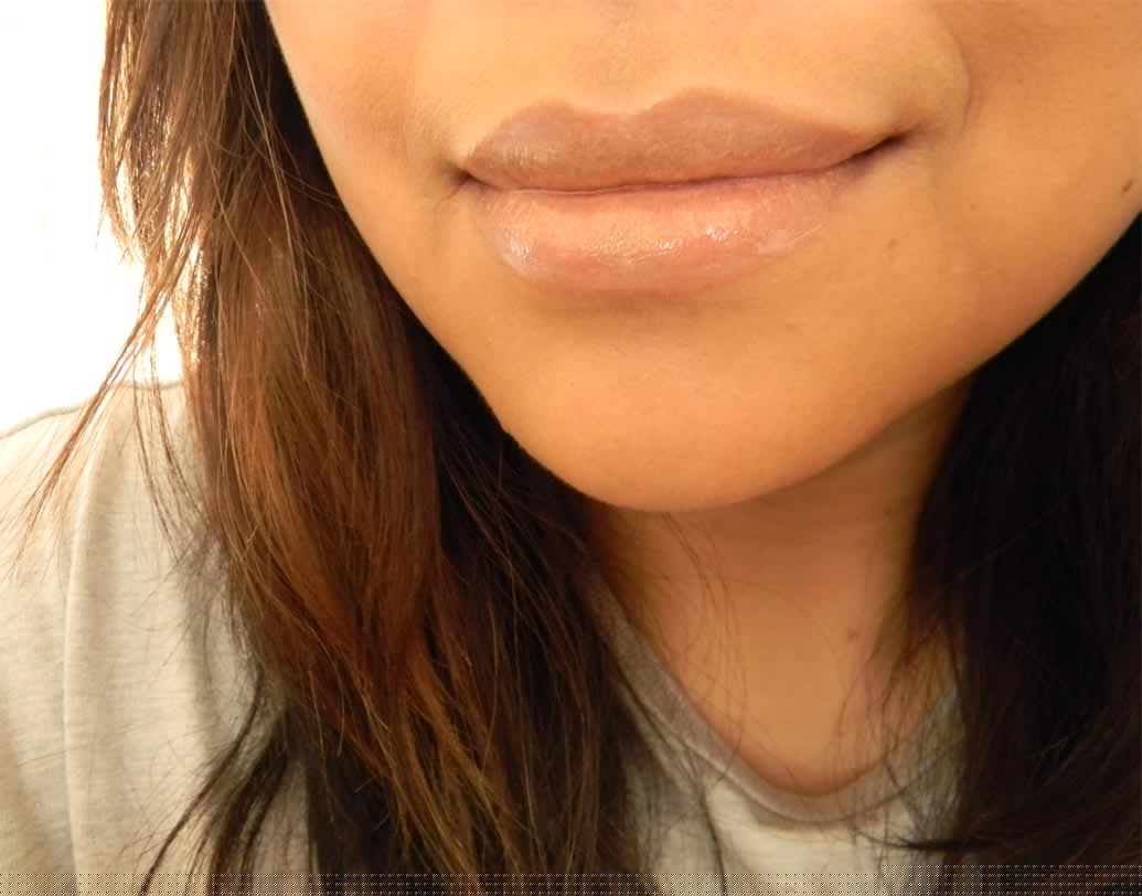 গ্লাস লিপস: যদি ঘন কোহল আর স্মাজ় আই আপনার সিগনেচার স্টাইল হয় তা হলে গ্লাস লিপস এনে দেবে পারফেক্ট লুক। প্যাস্টেল শেডের পোশাকের সঙ্গে এই মেক আপ অতুলনীয়।