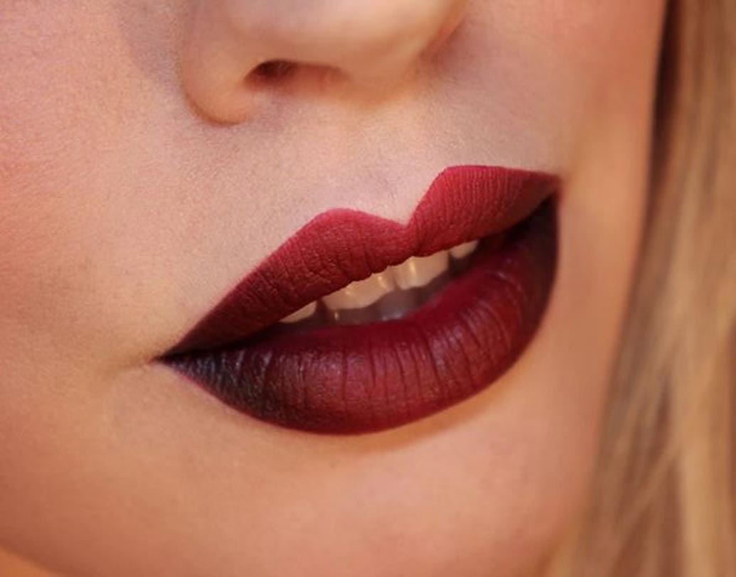 কিউপিড বো: যদি আপনার পার্টি ড্রেস হয় গোল্ড, সিলভার, কপার বা মেটালিক কোনও কালার তা হলে চোখ বুজে নিজেকে সাজিয়ে তুলতে পারেন এই ধরনের লিপস্টিকে। এর সঙ্গে অবশ্যই চাই ঘন আই মেক আপও। এটাই নিউ ইয়ার্স ইভের সেক্সিয়েস্ট লুক।