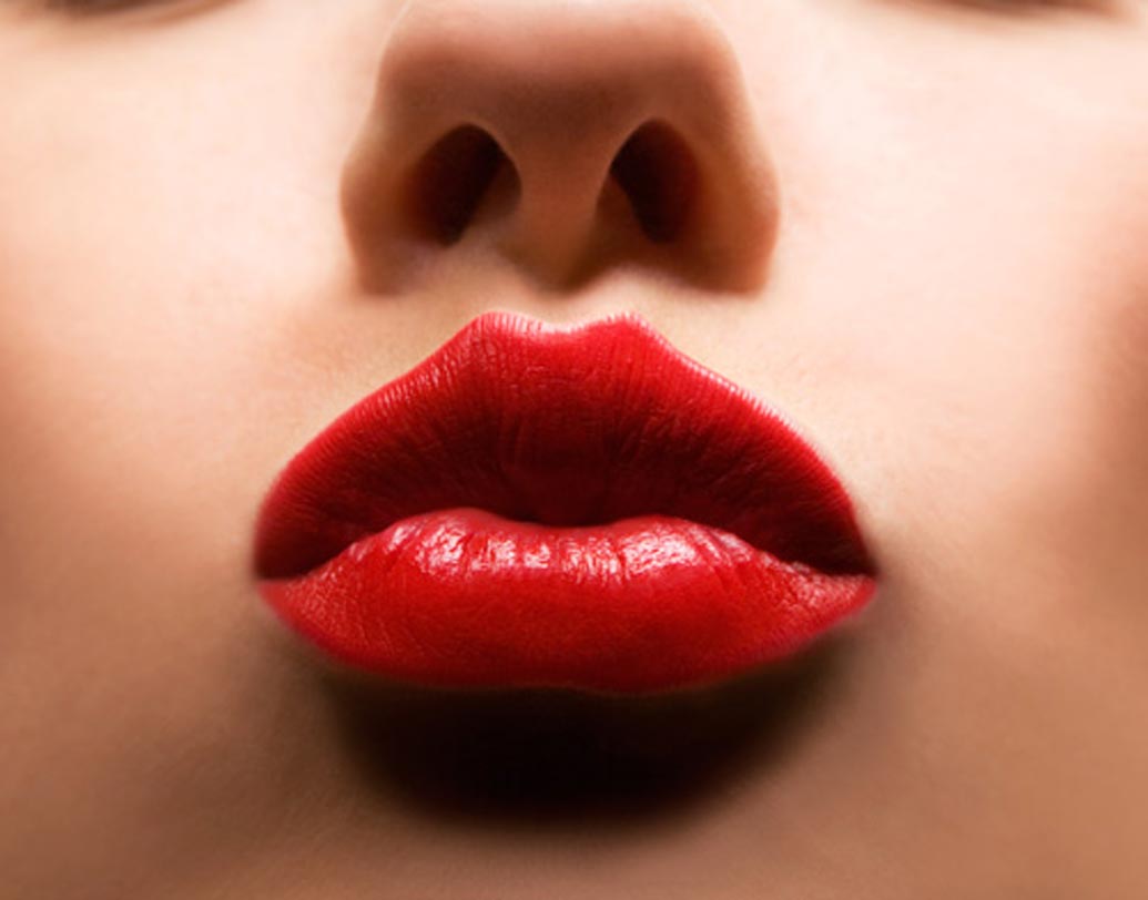 রেড হট লিপস: উইন্টার পার্টির অল টাইম ফেভারিট রেড হট লিপস তো রয়েছেই। বেশি এক্সপেরিমেন্ট করতে না চাইলে চোখ বন্ধ করে নিজেক স্টাইলিং করতে পারেন লাল লিপস্টিকে।