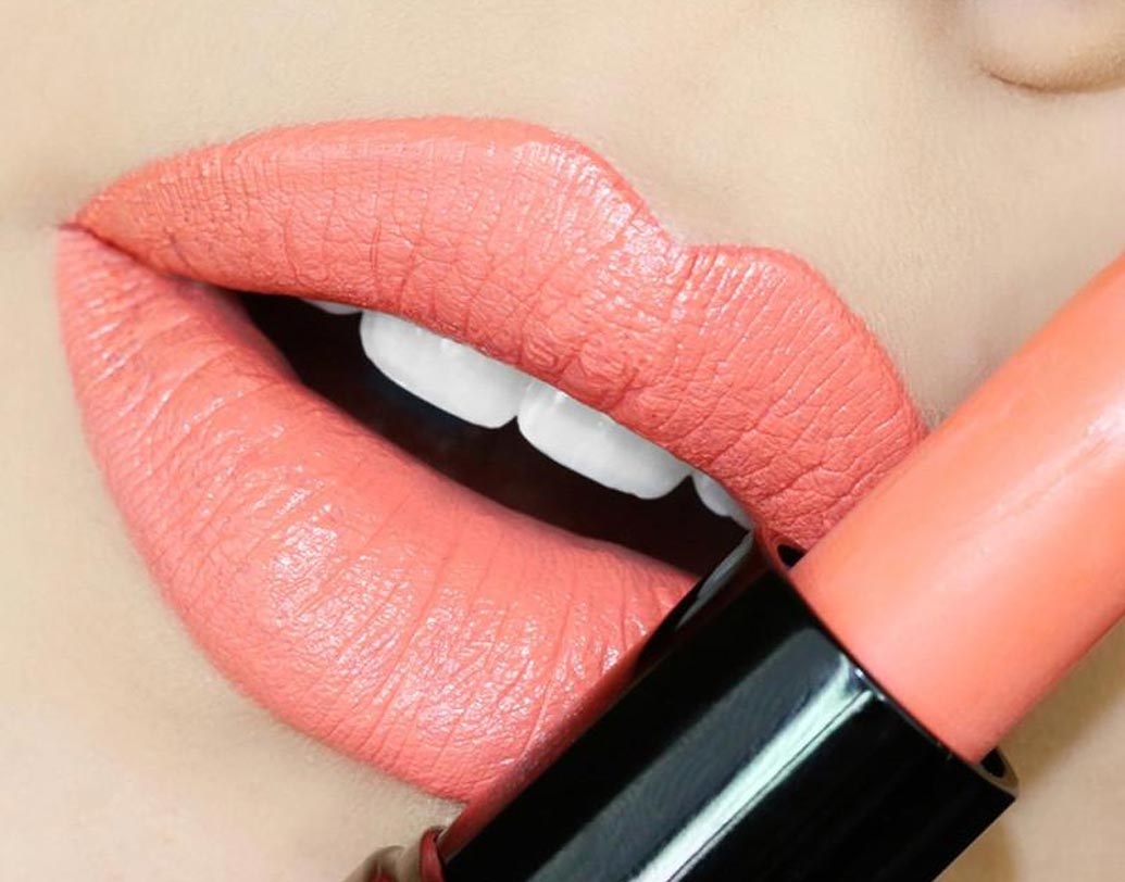 পিচ প্লিজ: যদি একটু শকিং লিপস চান তা হলে পিচ আপনার জন্য পারফেক্ট। পিচ লিপসের সঙ্গে কিন্তু আই মেকআপ হওয়া চাই একদম ন্যুড। আইশ্যাডোর সঙ্গে ঘন করে মাস্কারা লাগিয়ে নিন। এই মেক আপের সঙ্গে জেল দিয়ে চুল খোলা রেখে ওয়েট লুক আনতে পারেন।