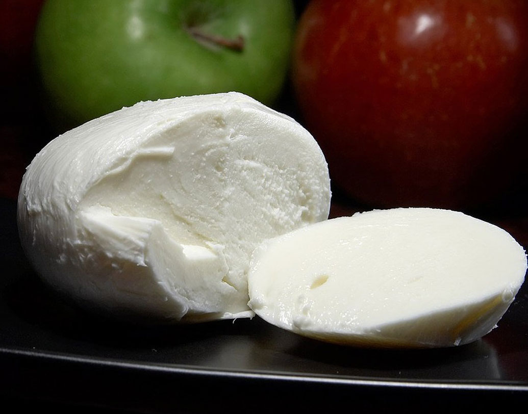 দুধ বা দুধজাত দ্রব্যে (ক্ষীর, পনির, ছানা) স্টার্চ: বাজারে চালু প্যাকেট দুধ বা পনিরের মধ্যে অনেক সময়েই স্টার্চ মেশানো থাকে। আপনার খাবারে এমন কিছু নেই তো? জানতে হলে ২/৩ মিলিলিটার খাবারের নমুনার সঙ্গে ৫ মিলিলিটার জল মিশিয়ে ভাল করে ফোটান। ওই মিশ্রণ ঠাণ্ডা করে তাতে দু’তিন ফোঁটা টিনচার আয়োডিন মিশিয়ে দিন। মিশ্রণটির রং যদি নীল হয়ে যায়, তা হলে বুঝতে হবে তার মধ্যে স্টার্চ মেশানো রয়েছে।