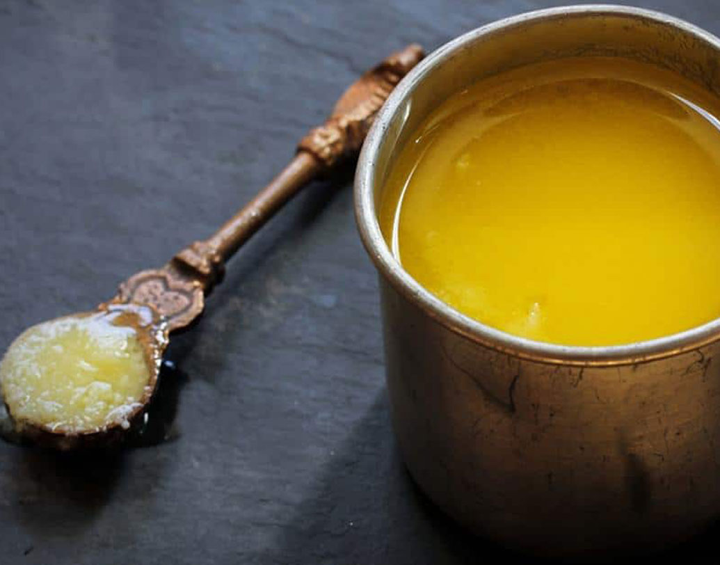 ঘিয়ের মধ্যে স্টার্চ: বিশেষজ্ঞেরা জানাচ্ছেন, বাজারে চালু ঘিয়ের মধ্যে অনেক সময় স্টার্চ বা মিষ্টি আলু মেশানো থাকে। বুঝবেন কী ভাবে? হাফ চামচ ঘি বা মাখন একটি পরিষ্কার কাঁচের পাত্রে নিয়ে তার মধ্যে দু’-তিন ফোঁটা টিনচার আয়োডিন মিশিয়ে দিন। মিশ্রণের নীল রঙই বলে দেবে তার মধ্যে আলু বা অন্য কোনও স্টার্চ মেশানো রয়েছে কি না।