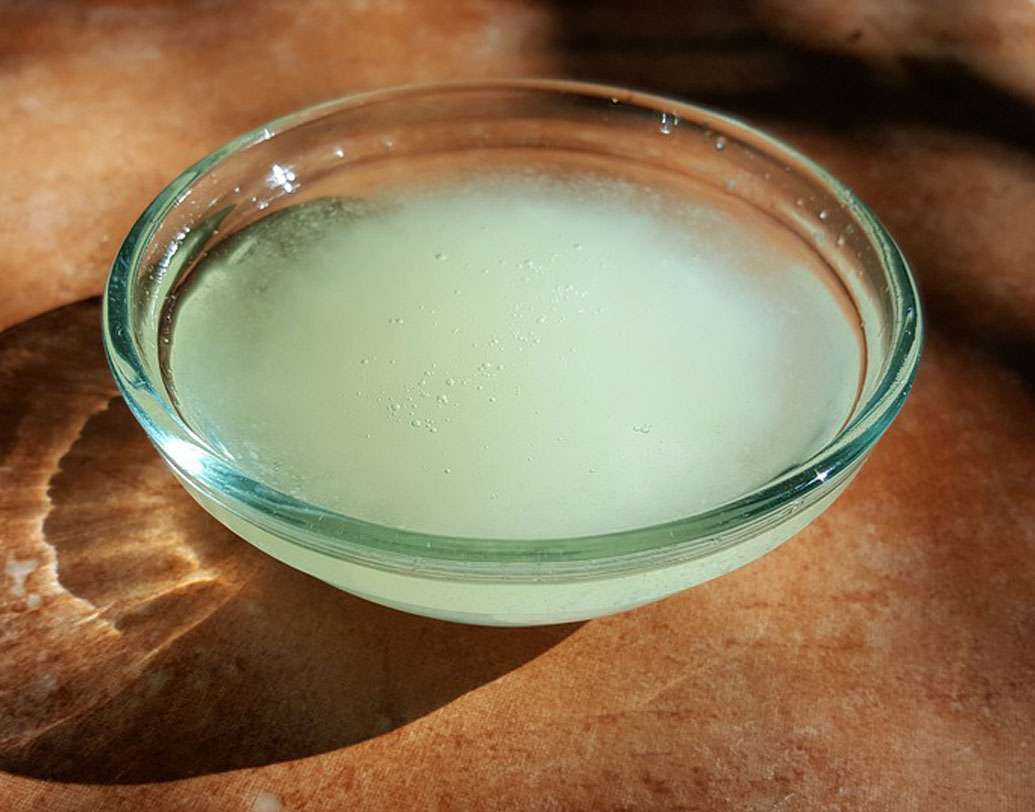 নারকেল তেলের মধ্যে ভেজাল তেল: আপনার বাড়ির নারকেল তেল বিশুদ্ধ তো? জানতে হলে একটি স্বচ্ছ কাচের গ্লাসে তেল নিয়ে ফ্রিজে ৩০ মিনিট রেখে দিন। বিশুদ্ধ হলে পুরো তেলটাই গ্লাসের মধ্যে জমাট বেঁধে যাবে। আর ভেজাল তেল মেশানো থাকলে, সেই তেলের একটা আলাদা স্তর পড়বে।