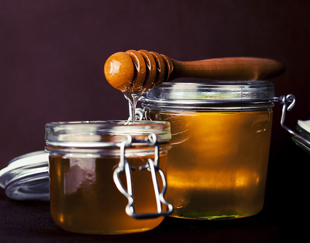 মধুতে কৃত্রিম চিনি: একটি কাচের গ্লাসে জল নিয়ে এক চামচ মধু ফেলে দিন। বিশুদ্ধ মধু হলে জলের মধ্যে সেটি মিশবে না। আর চিনির মিশ্রণ থাকলে, সেটি দ্রুত জলের সঙ্গে মিশে যাবে।