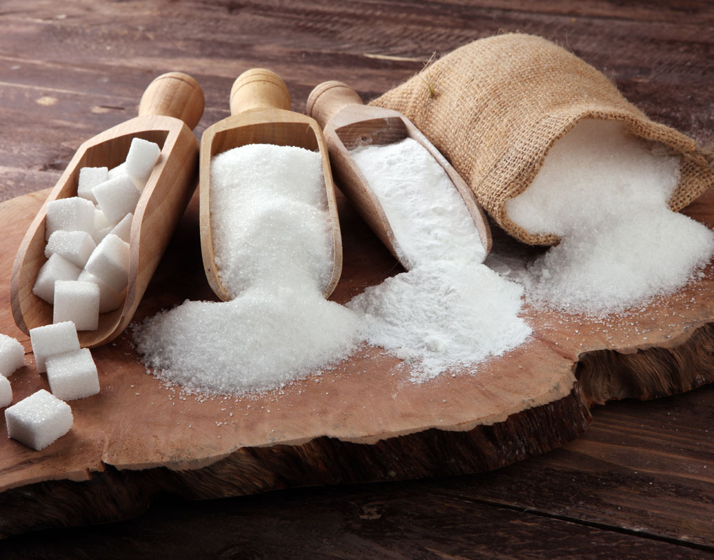 চিনির মধ্যে চকের গুঁড়ো: আজকাল বাজারে ভেজাল চিনির বাড়বাড়ন্ত। চিনিতে চকের গুঁড়ো বা গুড় মেশানো রয়েছে কি না জানতে এক গ্লাস জলে ১০ গ্রামের মতো চিনির নমুনা মেশান। যদি চক বা গুড় মেশানো থাকে তাহলে জলের নীচে তার আলাদা একটা স্তর পড়বে।