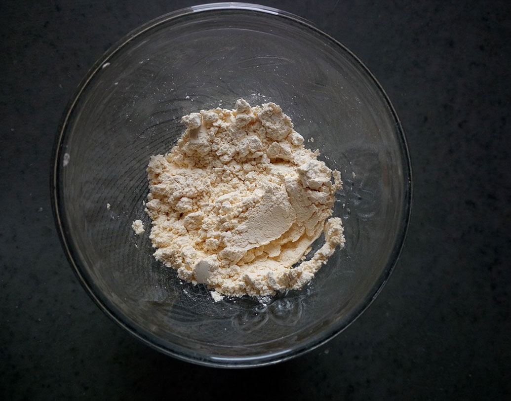 আটা/ময়দা/সুজিতে লোহার গুঁড়ো: পরীক্ষার জন্য একটি কাচের পাত্রে ওই নমুনা নিয়ে তার উপর চুম্বক ঘোরান। লোহার গুঁড়ো মেশানো থাকলে সেগুলি চুম্বকে আটকে যাবে।