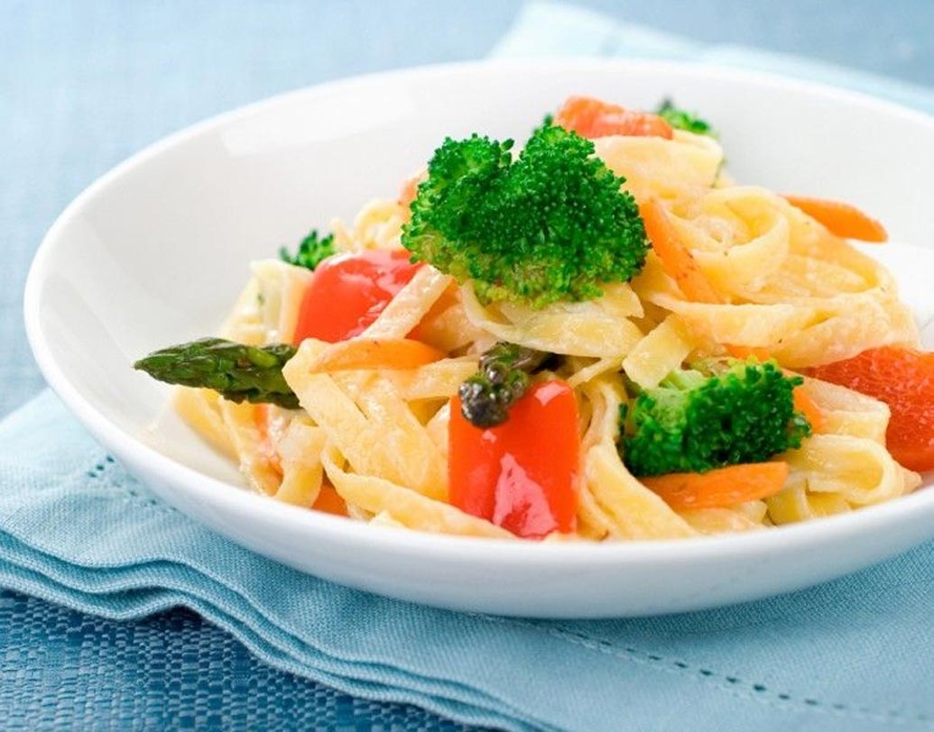 কখনই খিদে নিয়ে যাবেন না। খালি পেটে পার্টিতে গেলে বেশি খাওয়া হয়ে যাবে। এতেই শরীর খারাপের শুরু। পার্টিতে যাওয়ার আগে হালকা স্ন্যাকস খেয়ে যান।