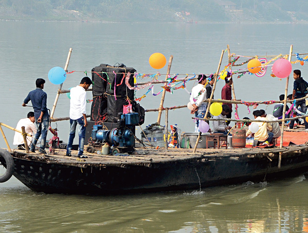 Boat picnic may dangerous in river