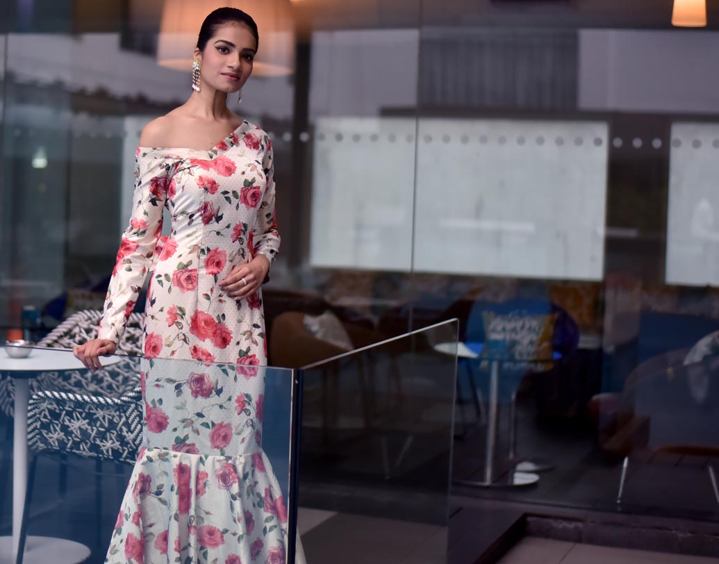 নতুন বছরের শুরু হোক স্নিগ্ধতায়। আর ভালবাসার মানুষটির চোখে থাকুক একরাশ মুগ্ধতা। মডেল- দময়ন্তী