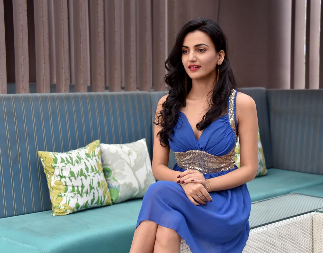 মুড রিফ্রেশিং এর ক্ষেত্রে নীল রঙের জুড়ি মেলা ভার। তাই নতুন বছর শুরু হোক নীলে। মডেল- হিয়া