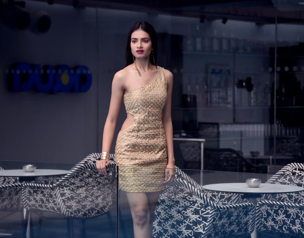 পার্টির জন্যে গোল্ডেন একেবারে পারফেক্ট। অফ শোল্ডার গোল্ডেন ড্রেসে সে দিনের সন্ধের মধ্যমণি হয়ে উঠুন আপনি। মডেল-দময়ন্তী