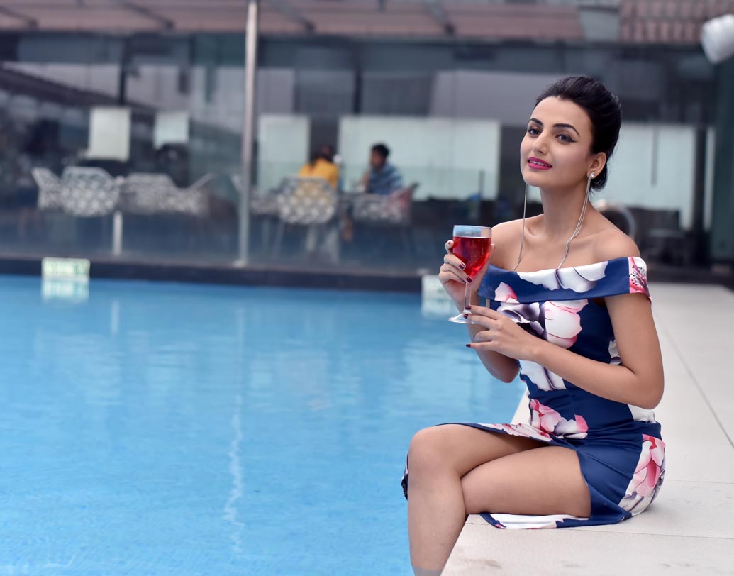 কিছুটা সময় না হয় নিজের জন্যই থাক। আসলে অন্যদের ভালবাসার পাশাপাশি নিজেকে ভাল রাখাও সমান ভাবে জরুরি। মডেল- হিয়া