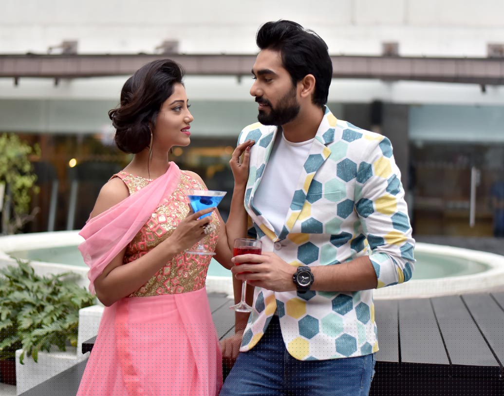 সকালের দিকে বন্ধুরা মিলে গেট টুগেদারের আয়োজন করলে একটু হালকা শেডের পোশাক পরুন। আনন্দ আর উচ্ছ্বাসের মধ্যে আপনাদের স্নিগ্ধতা সবার নজর কাড়বে। নতুন বছরে আরও দৃঢ় হোক সম্পর্ক। মডেল-রিয়া, দেব