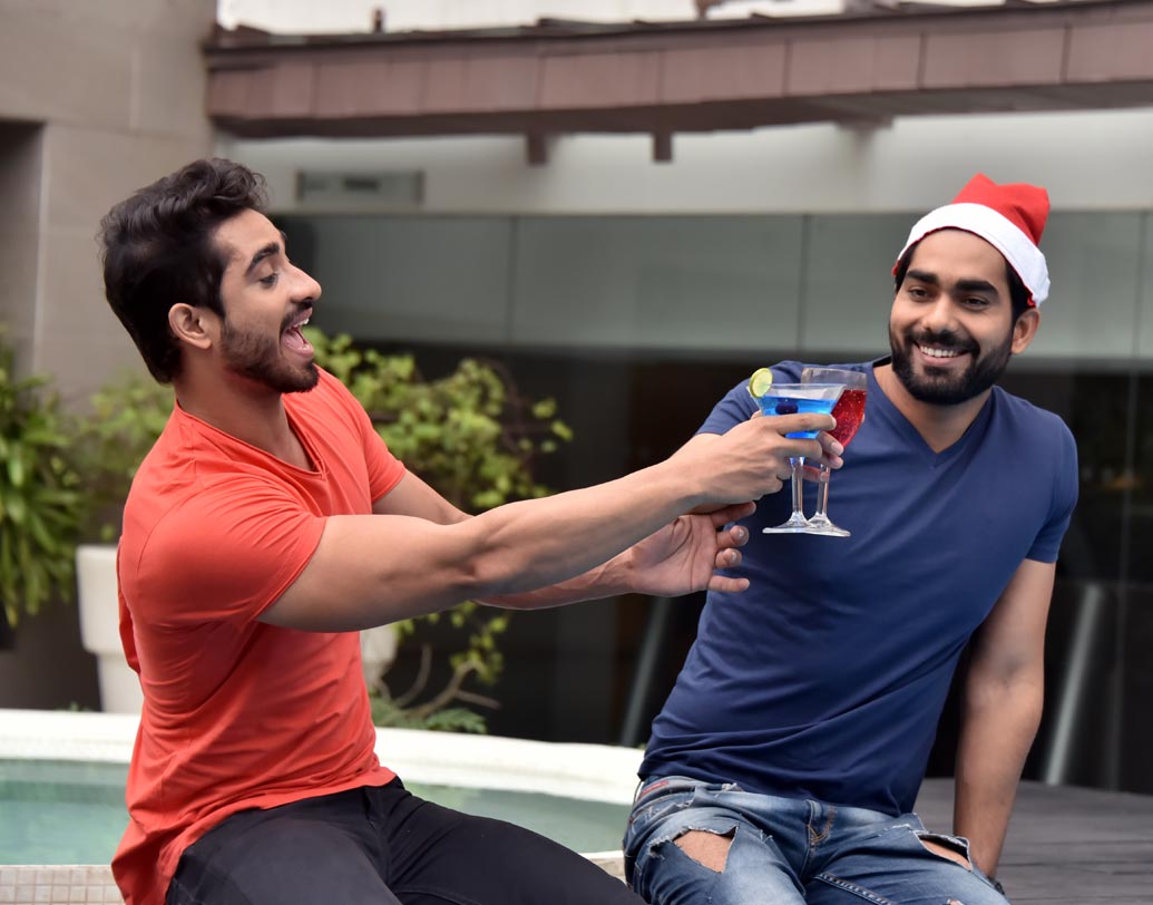 নতুন বছরে কী শপথ নিলি? আরও বেশি কুঁড়ে হয়ে যাব। চিয়ার্স!!! মডেল- দেব, আয়ুশ