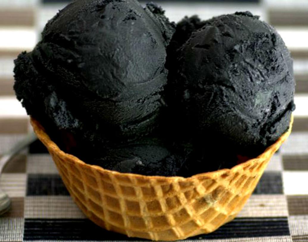 ব্ল্যাক ফুড: খাবারের রং কালো! দেখতেই অদ্ভুত। আর যত অদ্ভুত, ততই হিট। এই বছর সোশ্যাল মিডিয়ায় ট্রেন্ড করল অ্যাক্টিভেটেড চারকোল দিয়ে তৈরি বার্গার, আইসক্রিম, পাস্তা, ডিম সাম র‌্যাপ। বিষয়টা বেশ অস্বাস্থ্যকর।