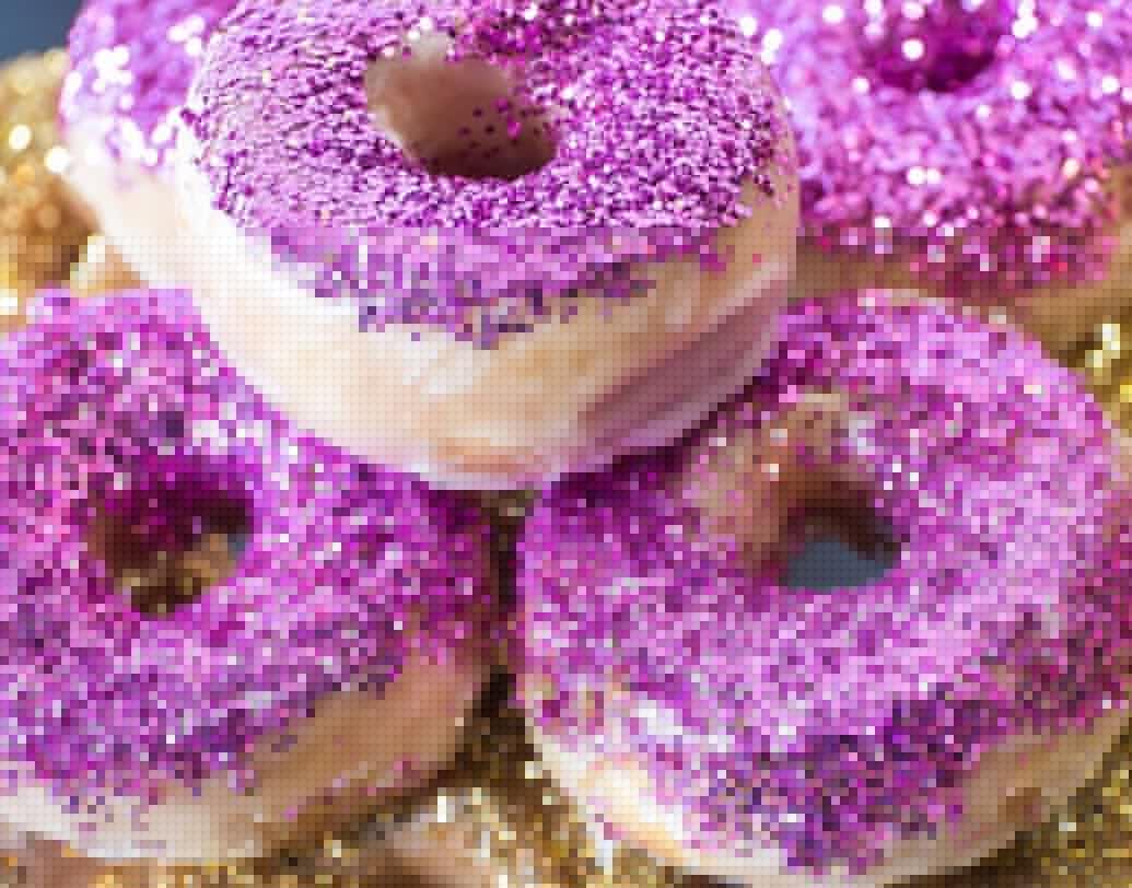 গ্লিটার অন ফুড: খাবারের অতিরিক্ত রংই যেখানে অস্বাস্থ্যকর, সেখানে খাবারের উপর গ্লিটার ছড়ানো থাকলে ব্যাপারটা কেমন হবে ভাবতে পারছেন? এই ধরনের কসমেটিকস থেকেই নানা রকম অসুখের কথা বলে থাকেন চিকিত্সকরা। এ দিকে খাবারের উপরেই গ্লিটার?