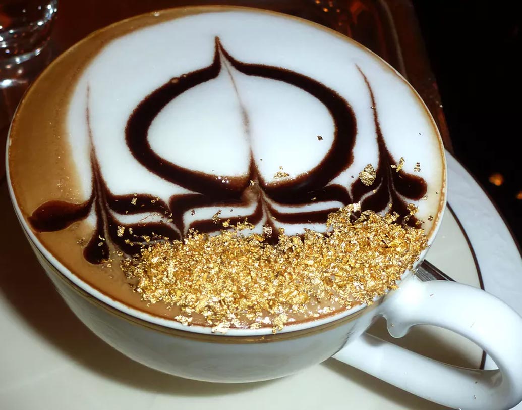 গোল্ড ফ্লেক: হঠাত্ই হিরিক পড়েছিল সোনার গুঁড়ো ছড়ানো খাবারের। আইসক্রিম, কফি সব কিছুই উপরেই ছড়ানো রয়েছে গুঁড়ো সোনা। এরচেয়ে অবাস্তব খাবার আর কিছু হতে পারে কি?