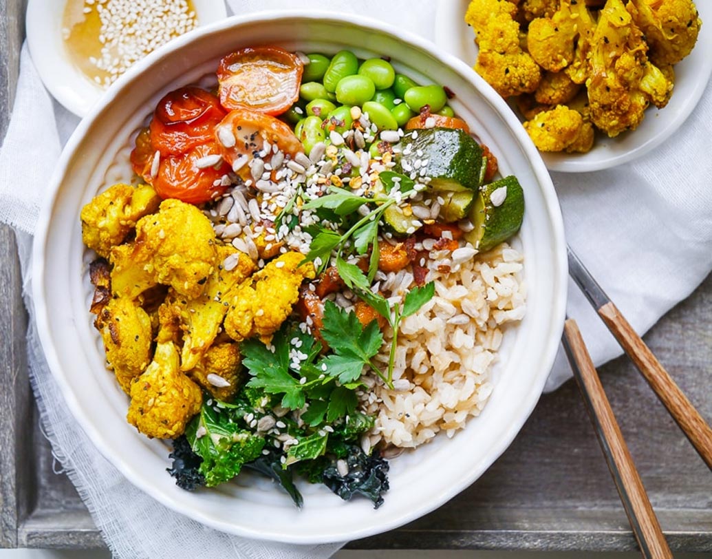 ফুড ইন বোল: অন্তত তিন রকম ডিশ একসঙ্গে নিয়ে বিভিন্ন নামে ফুড বোল ছিল ইনস্টাগ্রামে মোস্ট ট্রেন্ডিং। কখনও বুদ্ধ বোল, কখনও হাওয়াইয়ান বোল। দেখতে রঙিন আর গালভরা নাম হলেও অদ্ভুত স্বাদ ও খেতে অসুবিধার কারণে ফুডিদের বিশেষ মনোরঞ্জন করতে পারেনি এই সব ফুড বোল।