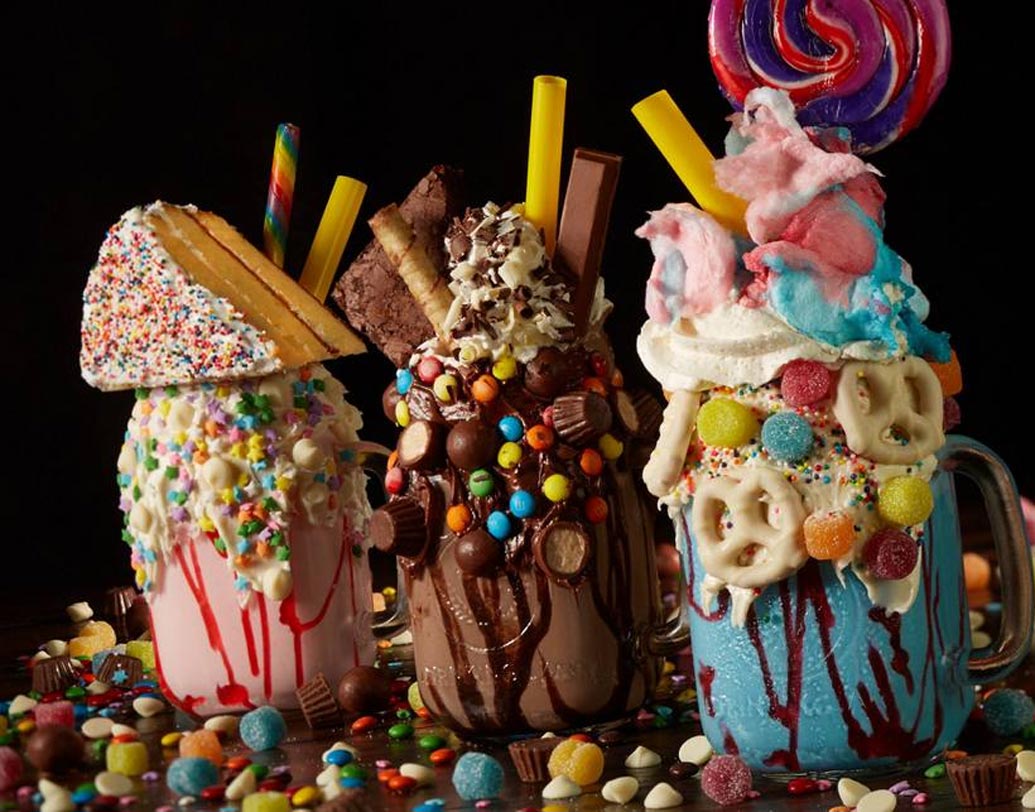 ওভার দ্য টপ ডেজার্ট: ডোনাট, ফ্রেশ কেক, আইস ক্রিম, ওয়াফল, ব্রাউনি, চকোলেট সব কিছুই একসঙ্গে চাই ডেজার্টে। ২০১৭ সালে ইনস্টাগ্রাম ছেয়ে গিয়েছিল এই সব উপচে পড়া ডেজার্টের ছবিতে। দেখতে যতই লোভনীয় হোক, এত কিছু একসঙ্গে মোটাও বিশেষ উপভোগ্য নয়।