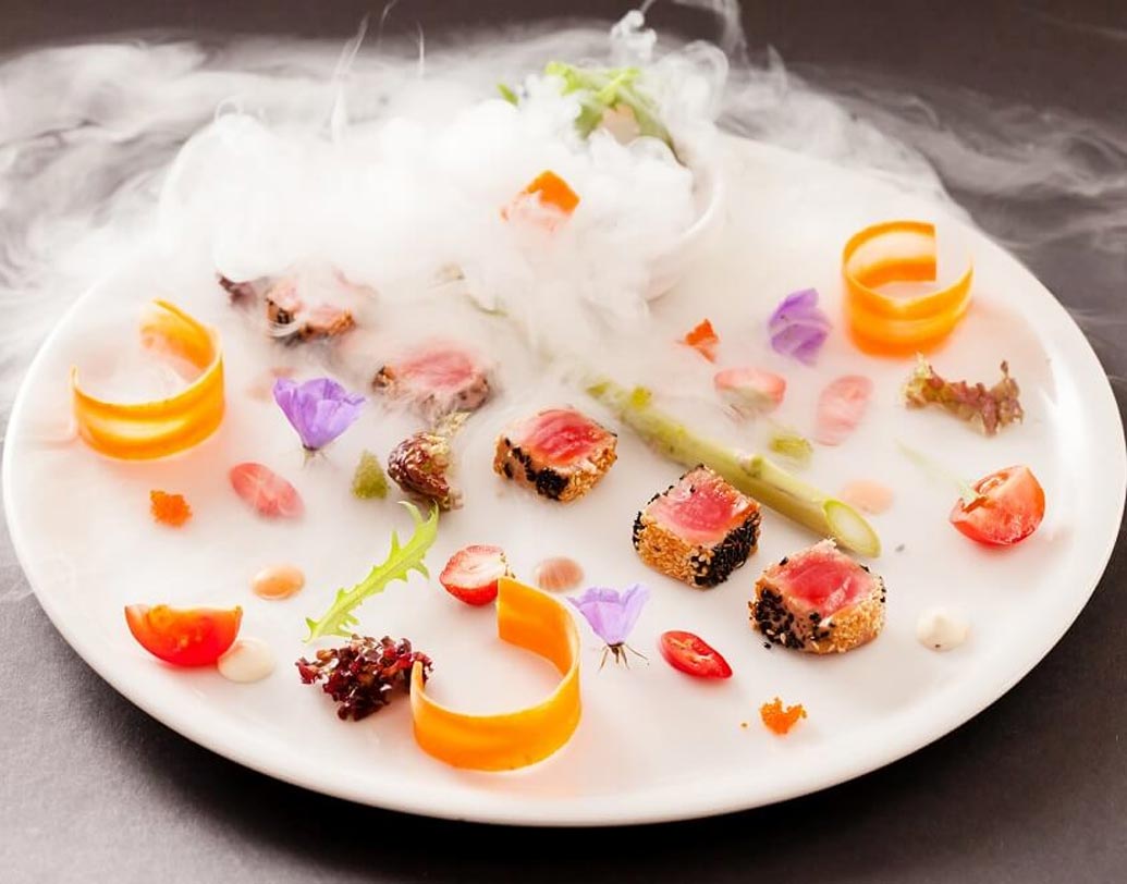 মলিকিউলার গ্যাস্ট্রোনমি: প্রায় সারা বছরই ইনস্টাগ্রামে ট্রেন্ড করেছে এই খাবারগুলো। চিকেন, এগ, পাস্তা সবই ধোঁয়ায় ঢাকা। খাবার খেতে গিয়ে পয়সা খরচ করে একগাদা লিকুইড নাইট্রোজেন খাবেন কেন?