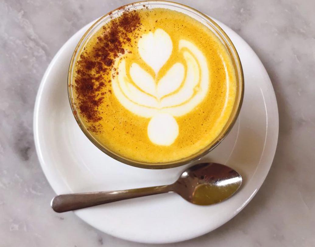 টারমারিক ল্যাটে: স্বাস্থ্য সচেতন জেনারেশন এখন টারমারিক ল্যাটের দিকে ঝুঁকছে। ওয়েট লস ফুড হিসেবে সারা বছর ট্রেন্ডও করেছে টারমারিক ল্যাটে। প্রকৃতপক্ষে যা হলুদ দেওয়া দুধ ছাড়া কিছুই নয়। বহুকাল থেকেই সর্দি-কাশি, জ্বর, ব্যথা কমাতে ভারতীয় হেঁশেলে পাকাপাকি জায়গা ‘টারমারিক ল্যাটে’-র।