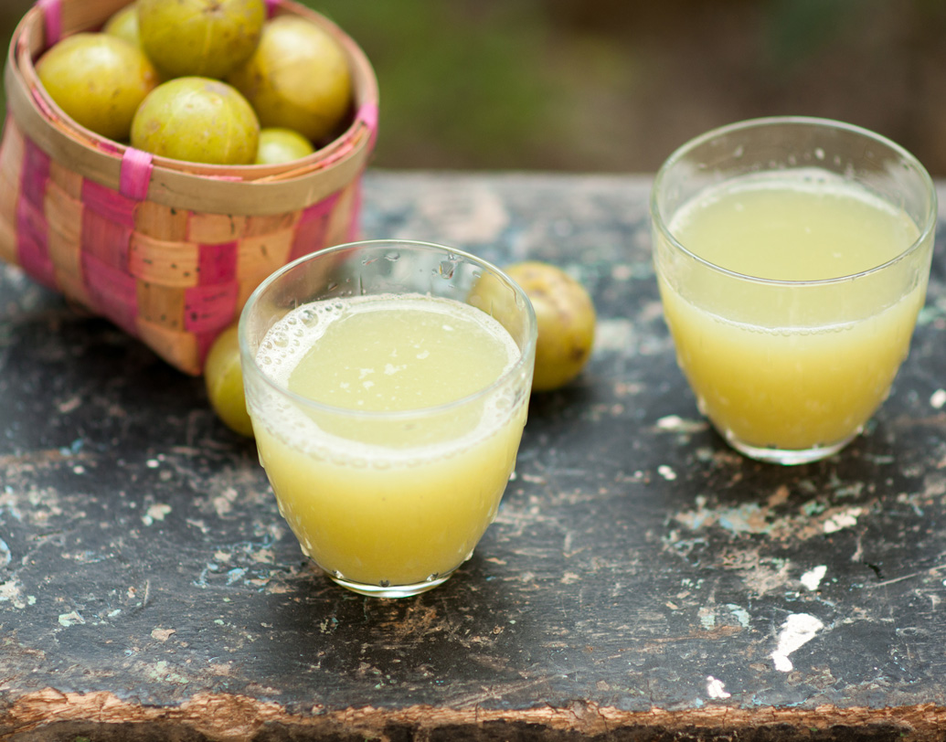 জাঁকিয়ে শীত পড়ছে। এই সময় ঘরে ঘরে সর্দি ও জ্বরের বাড়বাড়ন্ত। দিল্লির এক জন ডায়েটিশিয়ান এবং ওজন বিশেষজ্ঞ গার্গি শর্মা জানিয়েছেন, প্রতিদিন এত চামচ আমলকির রস মধু দিয়ে খেলে সর্দি-কাশির প্রকোপ থেকে রেহাই মিলবে। পাশাপাশি মুখের আলসার হওয়ার সম্ভাবনা কমবে।