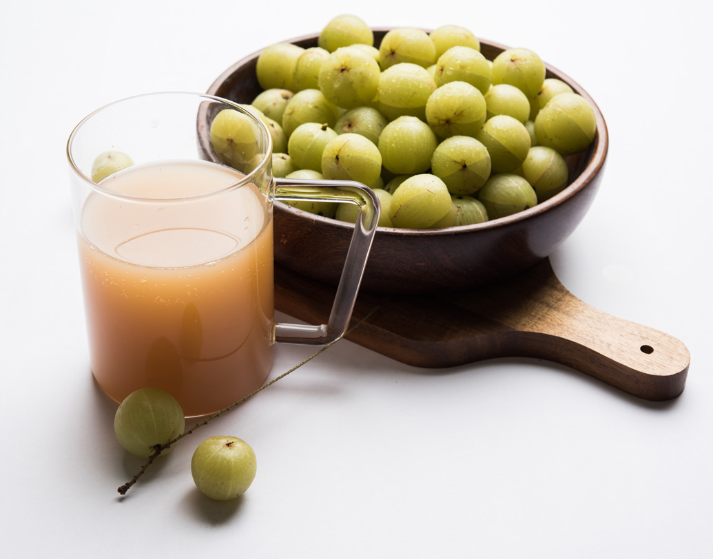 ভিটামিন সি ছাড়াও আমলকির রসে রয়েছে আয়রন, ক্যালসিয়াম, ফসফরাস। চিকিৎসকেরা জানাচ্ছেন, এটি পরিপূর্ণ পুষ্টিগুণ সমৃদ্ধ পানীয়।