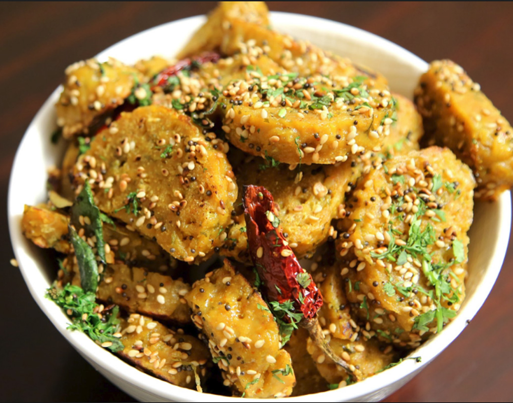 গুজরাতে মুথিয়া: প্রাতরাশে গুজরাতের মানুষ পছন্দ করেন মুথিয়া। ময়দা, মরসুমি সব্জি এবং মশলা দিয়ে বানানো মুথিয়া স্টিম বা ডিপ ফ্রাই করে রসুনের চাটনি দিয়ে খাওয়া হয়।