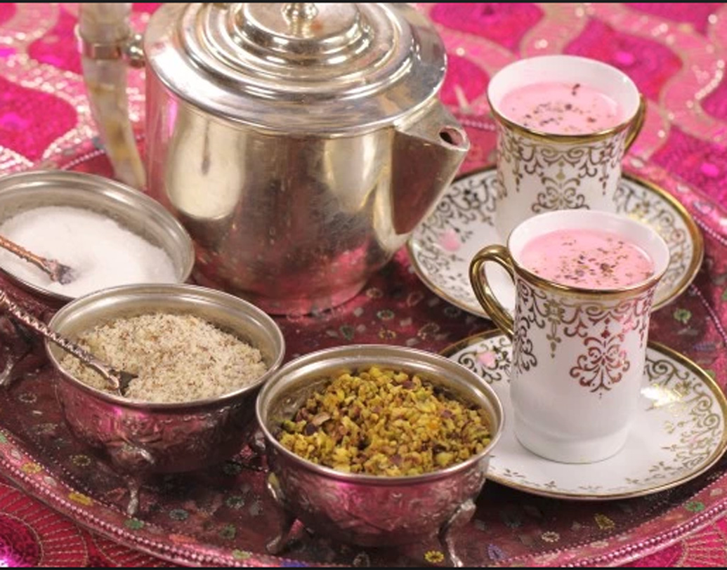 কাশ্মীরে শির চা এবং রুটি: নুন চা বা শির চা হল গোলাপি রঙের নুন দিয়ে জারানো এক রকম বিশেষ চা, যা কাশ্মীরিরা খুব পছন্দ করেন। ব্রেকফাস্টে শির চায়ের সঙ্গে বাড়িতে ভাজা রুটি দিয়ে প্রাতরাশ সারেন কাশ্মীরের মানুষ।