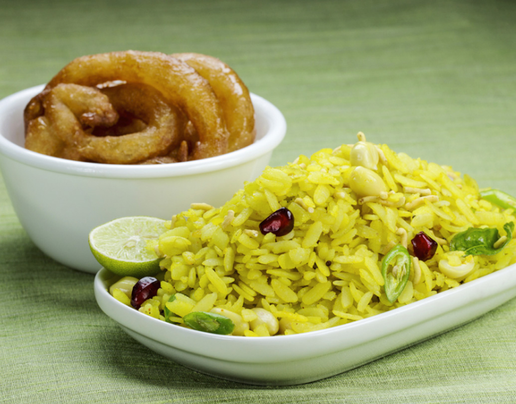 মধ্যপ্রদেশে জিলিপি এবং পোহা: মধ্যপ্রদেশের ফেভারিট ব্রেকফাস্ট গরম জিলিপির সঙ্গে পোহা। স্বাদ বদলের জন্যই মিষ্টি জিলিপির সঙ্গে মশলা দেওয়া ঝাল পোহা পছন্দ করেন মধ্যপ্রদেশের মানুষ।