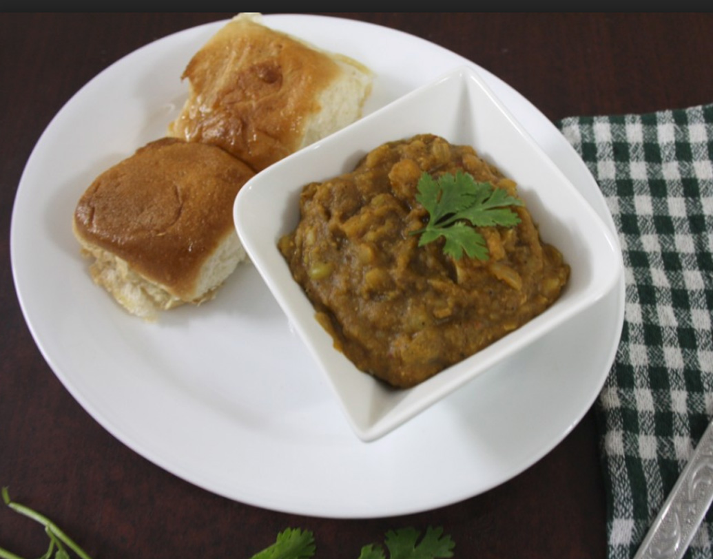 গোয়াতে পাও-তোনাক: তোনাক হল কড়াইশুঁটি, আলু এবং সব্জি দিয়ে বানানো স্টু। ব্রেকফাস্টে পাঁউরুটির সঙ্গে এই গরম স্টু সার্ভ করা হয় গোয়াতে।