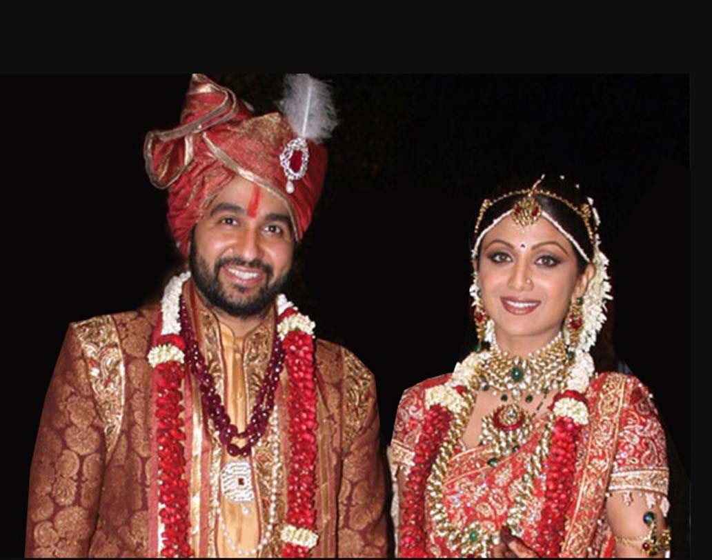 ২০০৯-এ মুম্বইয়ের ব্যবসায়ী রাজ কুন্দ্রার সঙ্গে বিয়ে করেছিলেন বলিউড অভিনেত্রী শিল্পা শেট্টি। এই বলি ডিভার বিয়েও ছিল একেবারে চোখ ধাঁধানো। তাঁর বিয়ের এই নেকলেসটির আনুমানিক মূল্য ৮৪ লক্ষ টাকা।