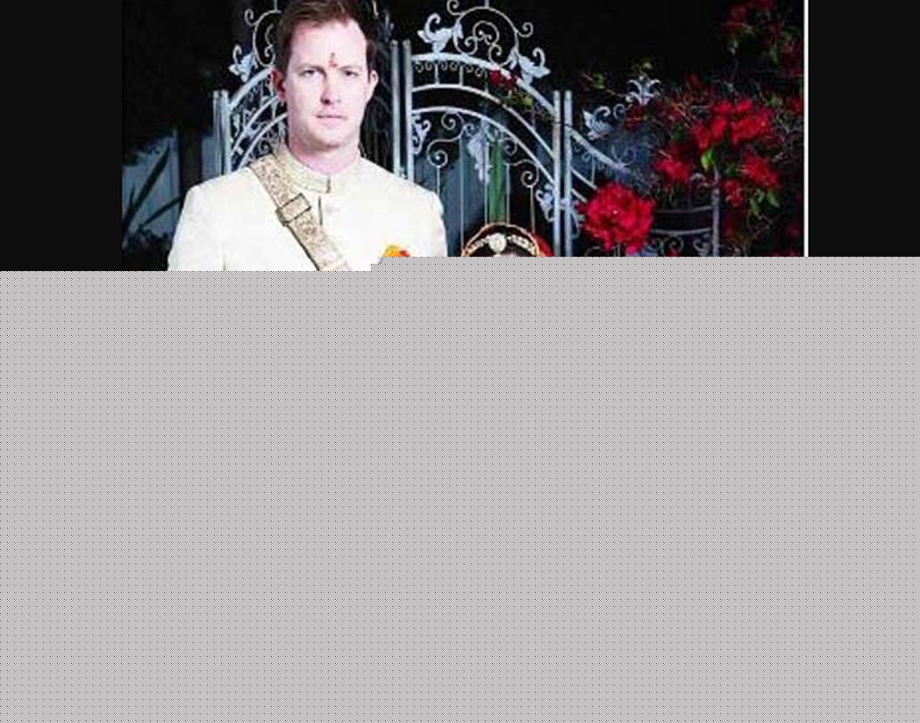 কিছুটা গোপনে বিয়ে সেরেছিলেন প্রীতি জিন্টাও। লস অ্যাঞ্জেলসে ফিনান্সিয়াল অ্যানালিস্ট জেন গুডএনাফকে ২০১৬ সালে বিয়ে করেছিলেন প্রীতি। বিরুষ্কার মতোই তাঁর রিসেপশন হয়েছিল মুম্বইয়ের সেন্ট রেজিস হোটেলে। প্রীতির বিয়ের নেকলেসের দাম ছিল আনুমানিক ৮৫ লক্ষ টাকা।