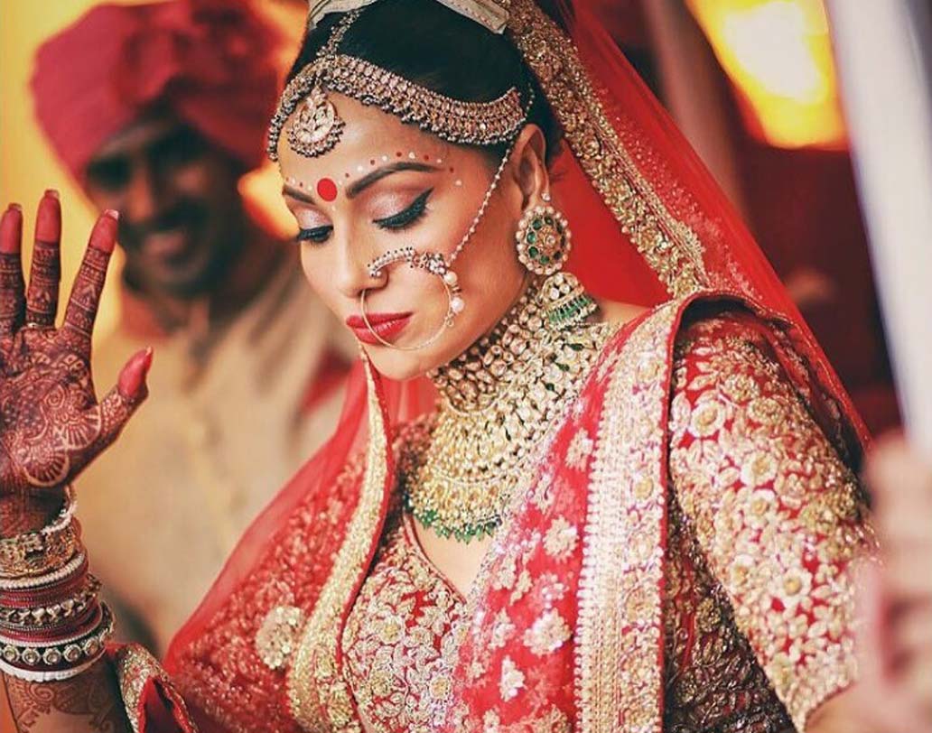 একেবারেই বাঙালি মতে ট্র্যাডিশনাল বিয়ে সেরেছিলেন বলিউডের বং বিউটি বিপাশা বসু। তিনি পরেছিলেন সব্যসাচী মুখোপাধ্যায়ের ডিজাইন করা লাল লেহঙ্গা। বিয়ের নেকলেসের দাম ছিল প্রায় ৯৫ লক্ষ টাকা।