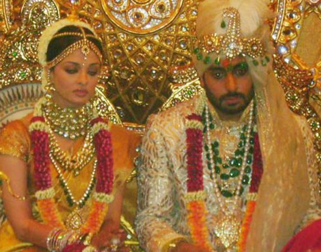 বচ্চন পরিবারের বধূও এ বিষয়ে কোনও অংশে কম যাননি। ঐশ্বর্যা রাই তাঁর বিয়েতে পরেছিলেন কুন্দনের হার। রানির মতো সেজেছিলেন নায়িকা। ঐশ্বর্যার বিয়ের এই হারের মূল্য আনুমানিক ৩ কোটি টাকা।